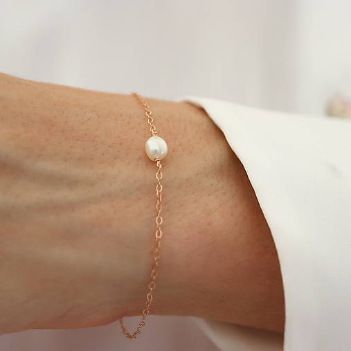 Náramky - THEIA | Náramok s oválnou perlou (rose gold filled) - 18274627_