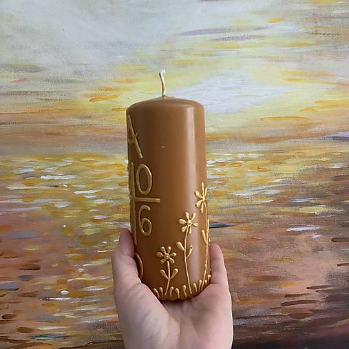 Maľovaný domáci paškál “2026”  Alfa a omega s  krížom (parafín poliaty včelím voskom) (S krížom a margarétami)