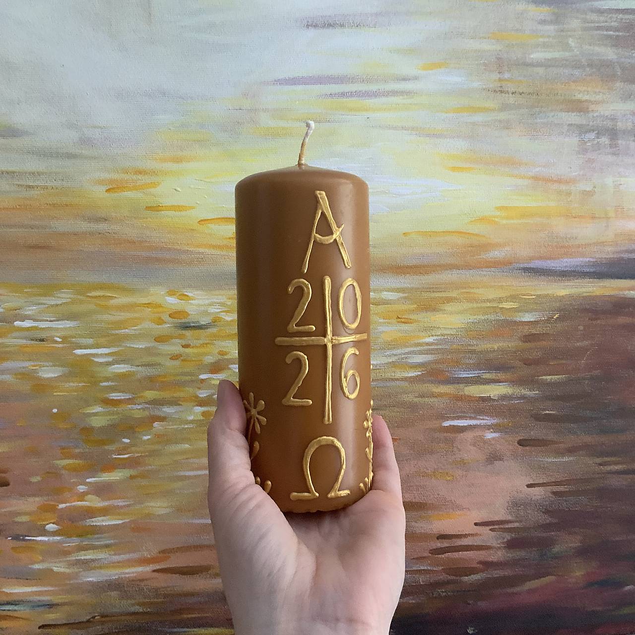 Maľovaný domáci paškál “2026”  Alfa a omega s  krížom (parafín poliaty včelím voskom) (S krížom a margarétami)