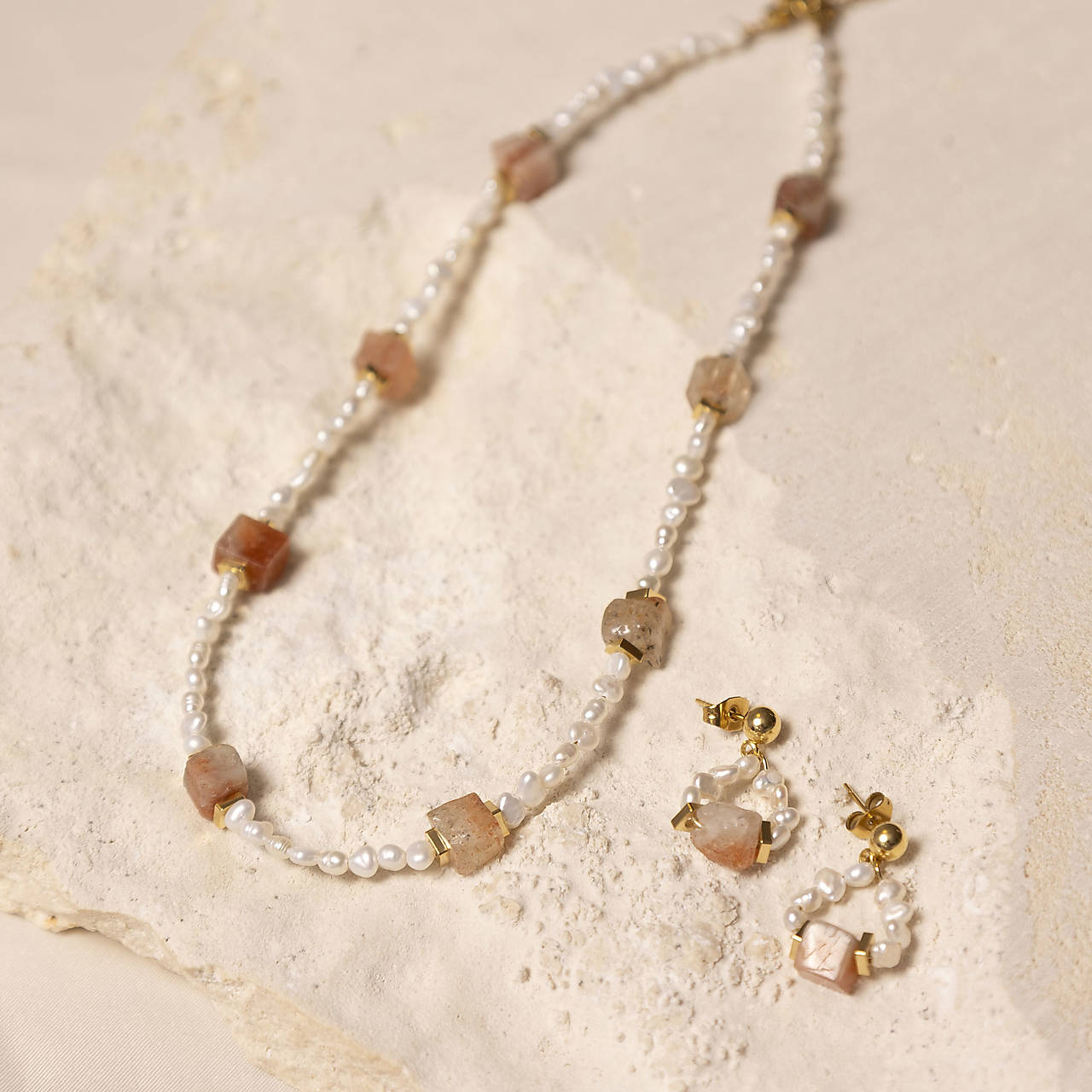 Perlový náhrdelník s ružovým kremeňom – Line Cube