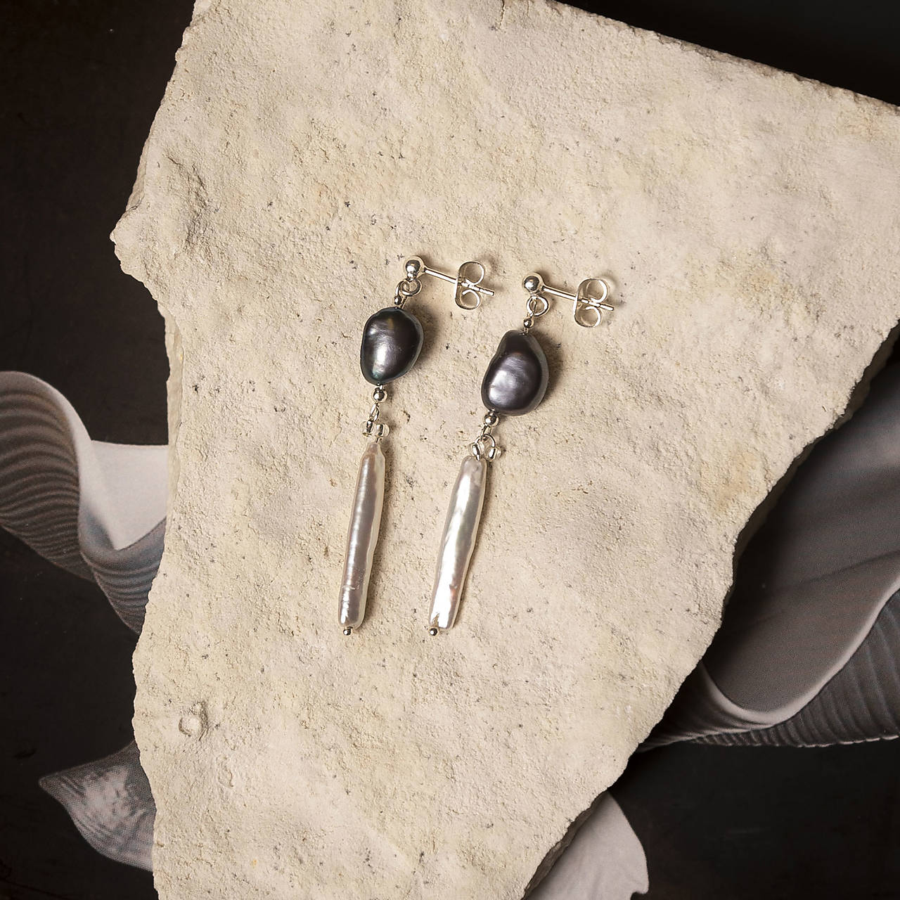 Strieborné náušnice s tmavou perlou – Silver Dark