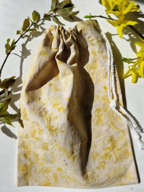 Úžitkový textil - Bavlnené vrecúško farbené kvetmi,semienkami kvetov,bylinkami - 18275103_