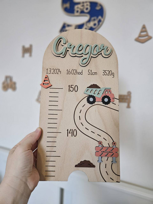 Nábytok - Drevený detský rastový meter s menom - Stavebné stroje - 18277433_