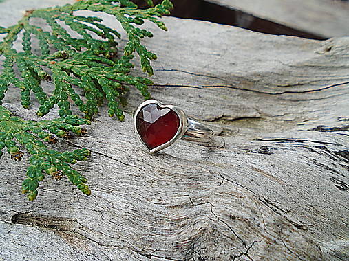 Strieborny prsteň Ag 925 Granát Srdiečko