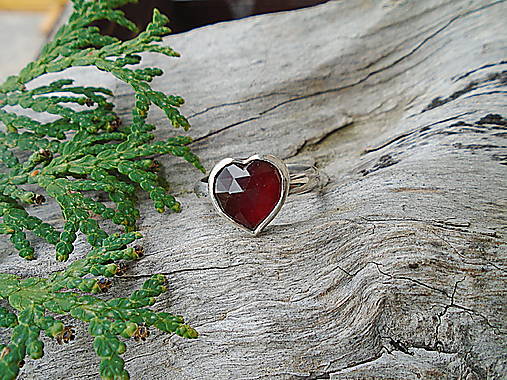 Strieborny prsteň Ag 925 Granát Srdiečko