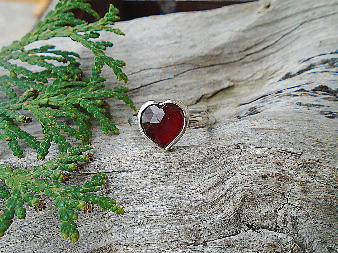 Strieborny prsteň Ag 925 Granát Srdiečko