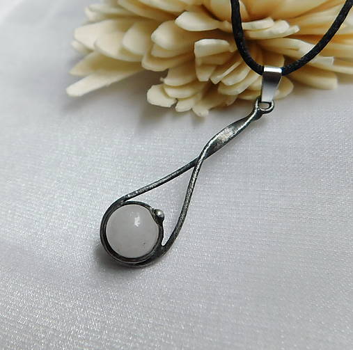 Náhrdelníky - Prívesok s mliečnym krištálom ╚CAITLÍN╔ - 18278460_