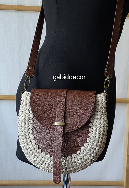 Háčkovaná kabelka s koženými komponentami