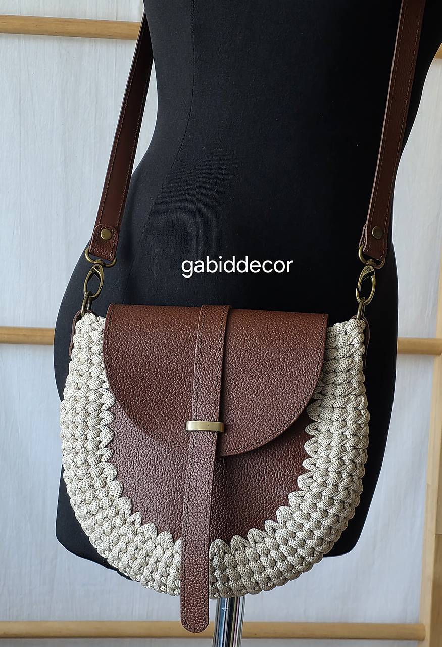 Háčkovaná kabelka s koženými komponentami