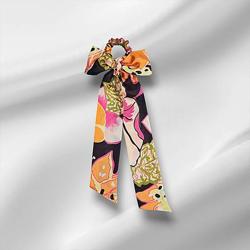 Hodvábna gumička so šatkou – multifunkčný doplnok z pravého hodvábu SilkByAG (Sivá s potlačou)