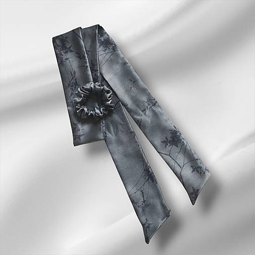 Hodvábna gumička so šatkou – multifunkčný doplnok z pravého hodvábu SilkByAG (Sivá s potlačou)