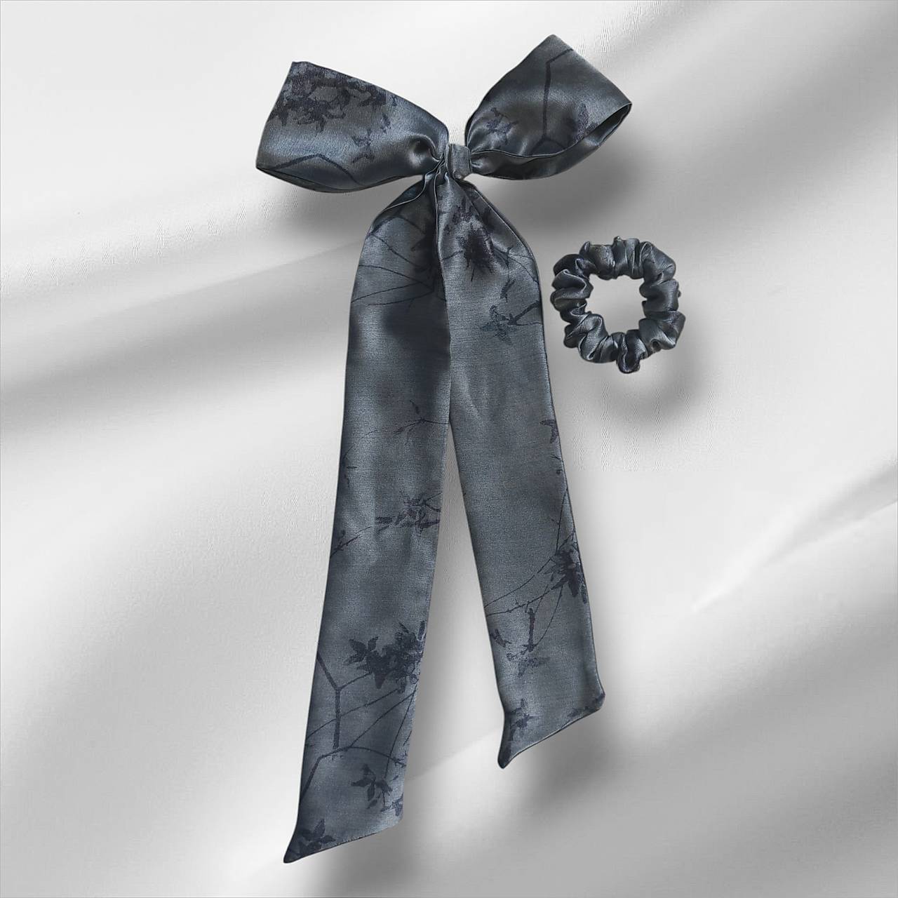 Hodvábna gumička so šatkou – multifunkčný doplnok z pravého hodvábu SilkByAG (Sivá s potlačou)