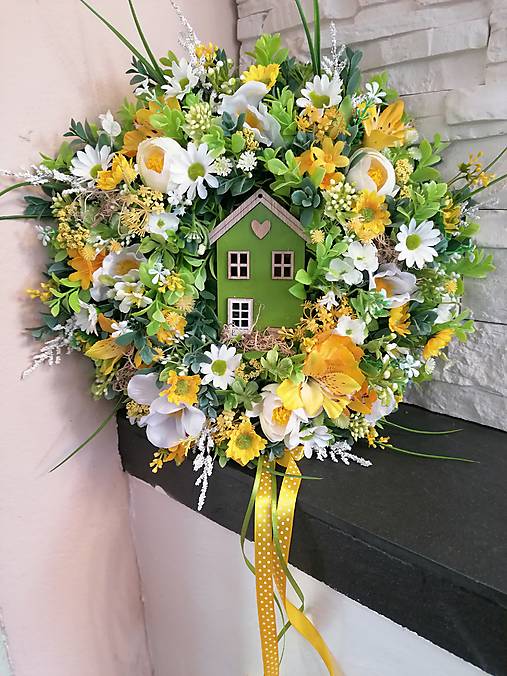 Dekorácie - Žltý kvetinovy veniec s domčekom 35cm a mašlou - 18277960_