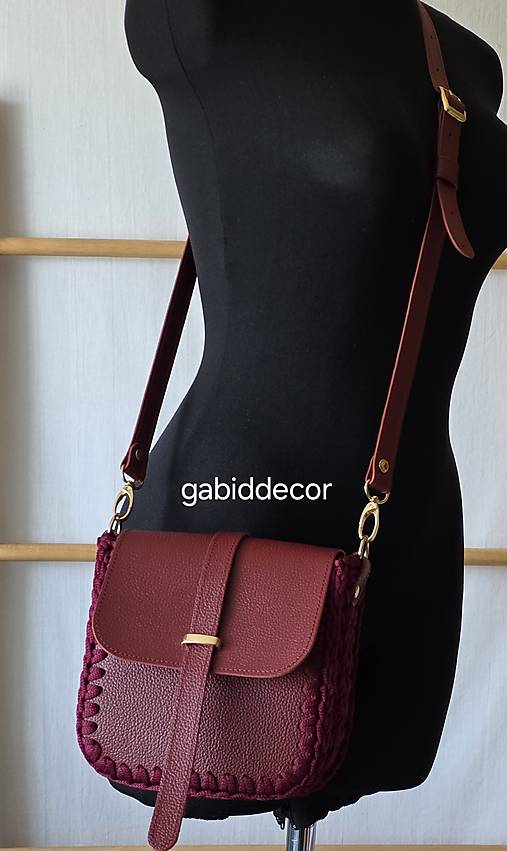 Háčkovaná kabelka s koženými komponentami