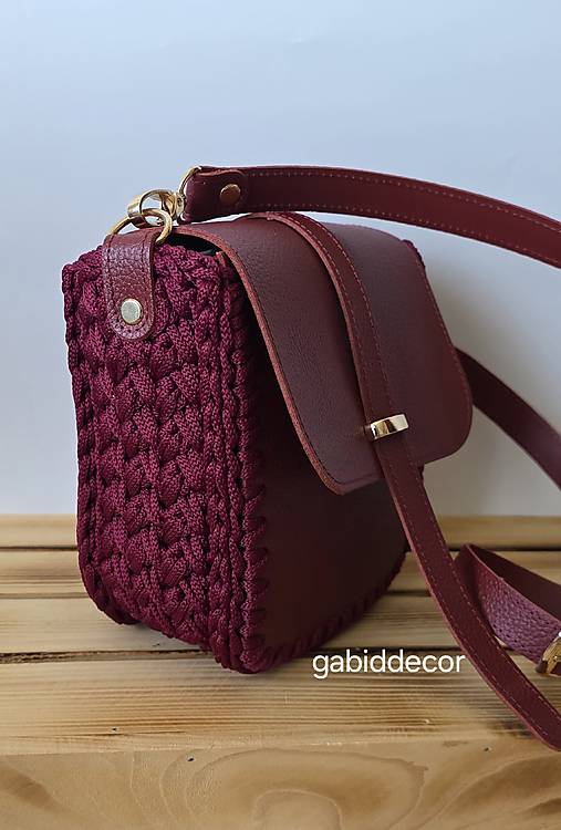 Háčkovaná kabelka s koženými komponentami