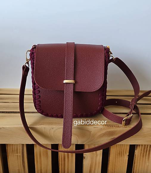 Háčkovaná kabelka s koženými komponentami