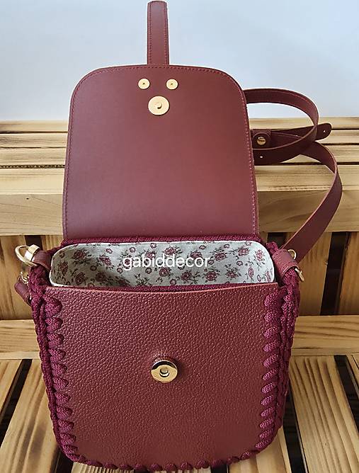 Háčkovaná kabelka s koženými komponentami