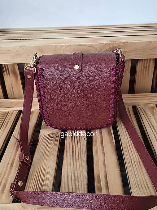 Háčkovaná kabelka s koženými komponentami