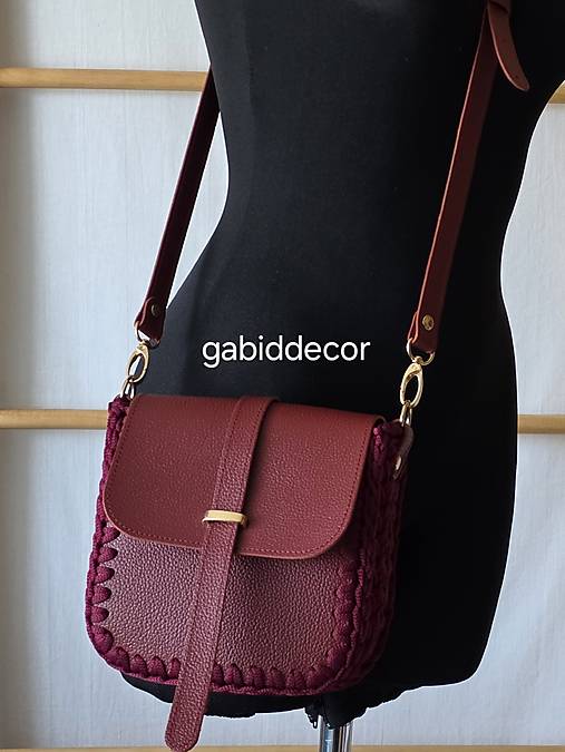 Háčkovaná kabelka s koženými komponentami