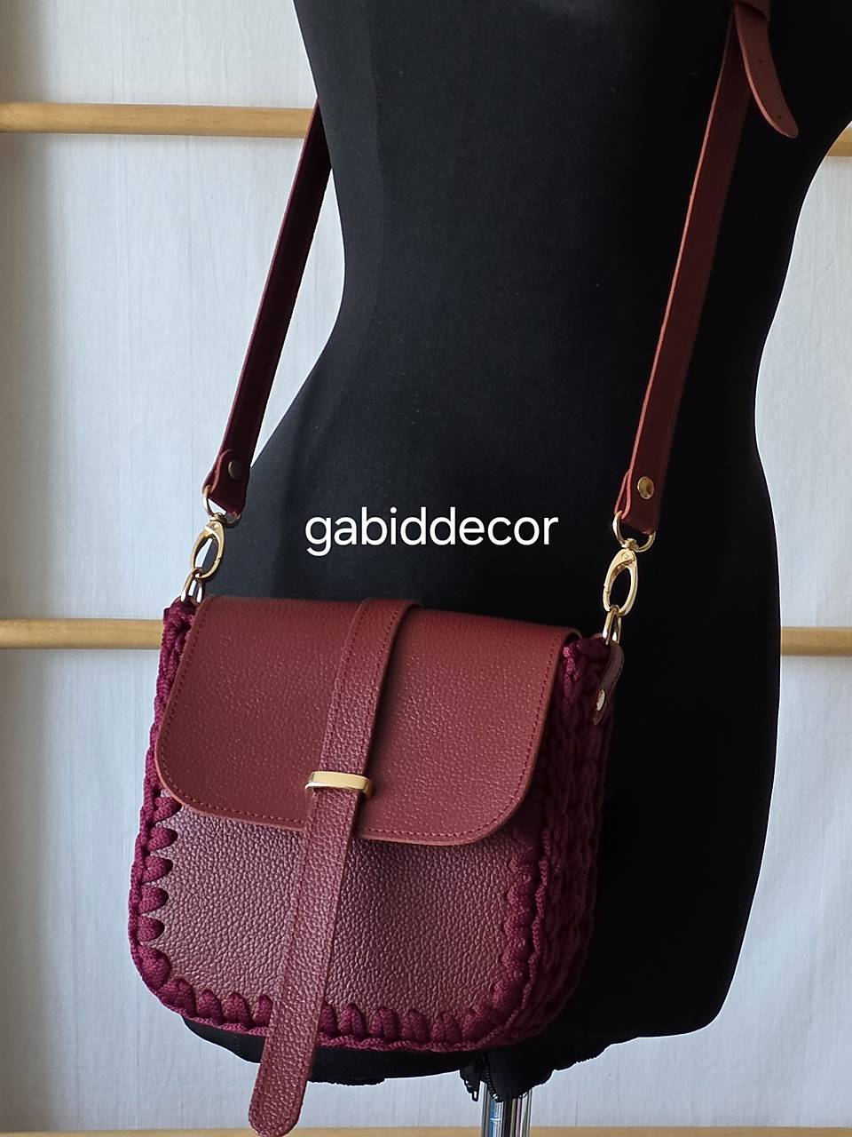 Háčkovaná kabelka s koženými komponentami