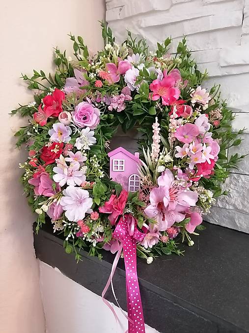 Dekorácie - Kvetinovy veniec s ružovým domčekom 30cm - 18279208_