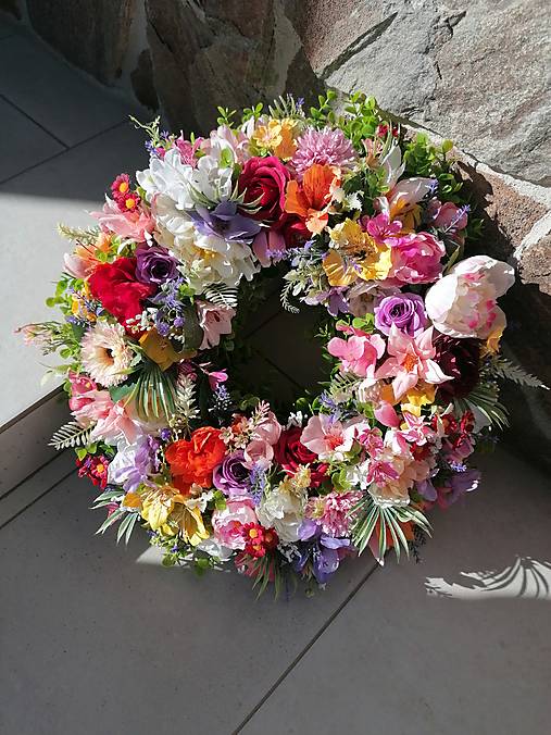 Dekorácie - Bohato zdobený kvetinovy mohutný veniec 45cm - 18279488_