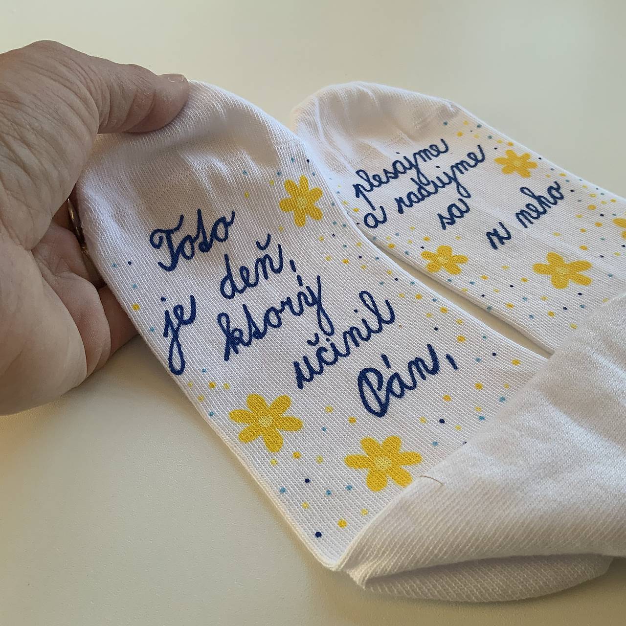 Motivačné maľované ponožky s nápisom na želanie