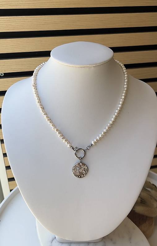 Perlový náhrdelník s medailónom