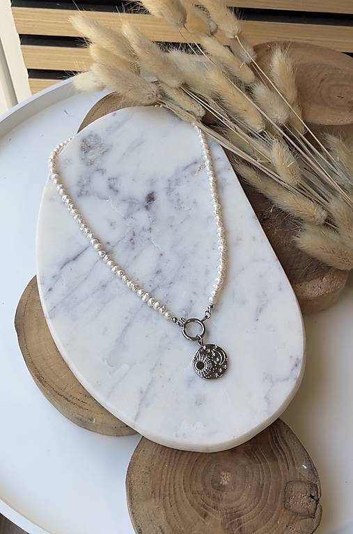 Perlový náhrdelník s medailónom