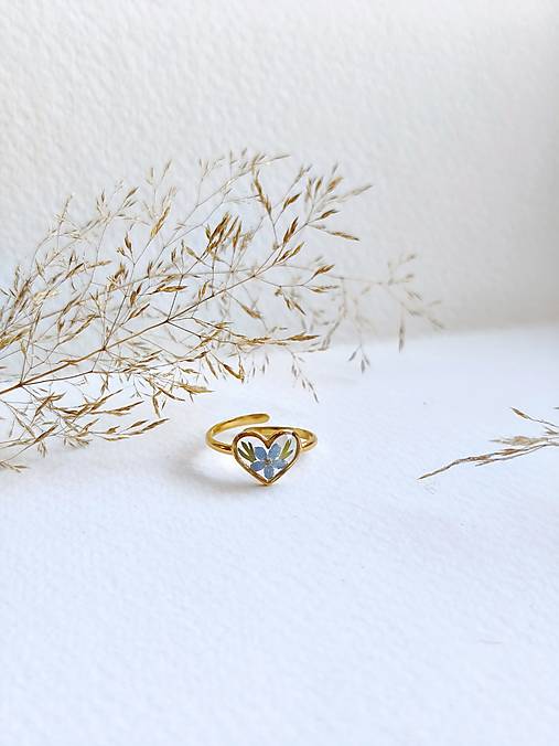 Prstene - Srdcový prsteň s pravou nezábudkou - 18281458_