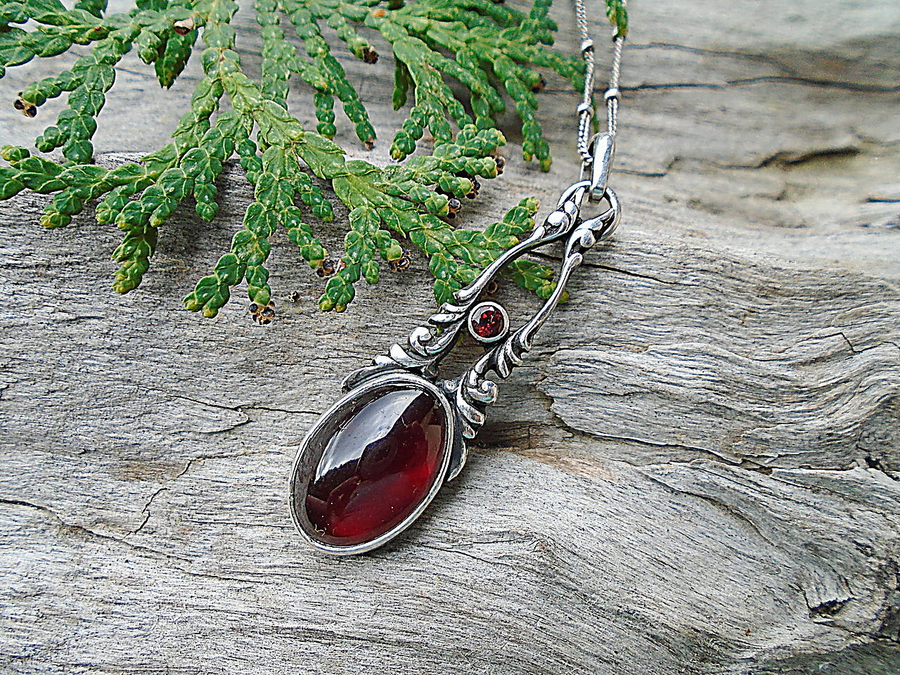 Strieborný prívesok Ag925 Viktoriansky Granát