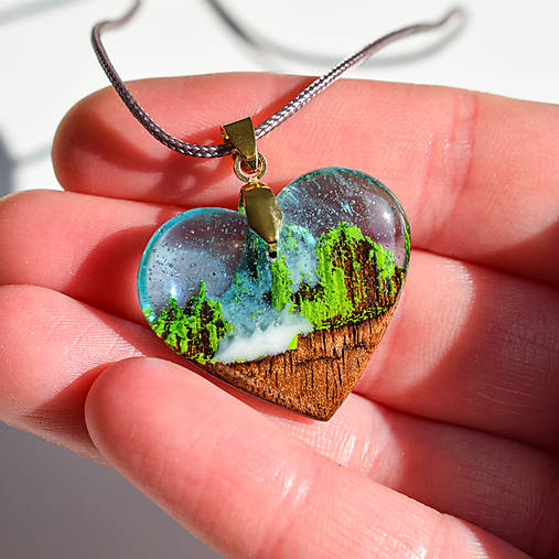 Náhrdelníky - Prívesok srdiečko z orechového dreva a živice - 18284111_