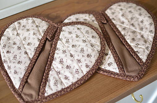 Úžitkový textil - Hnedá srdiečková chňapka - 18287051_