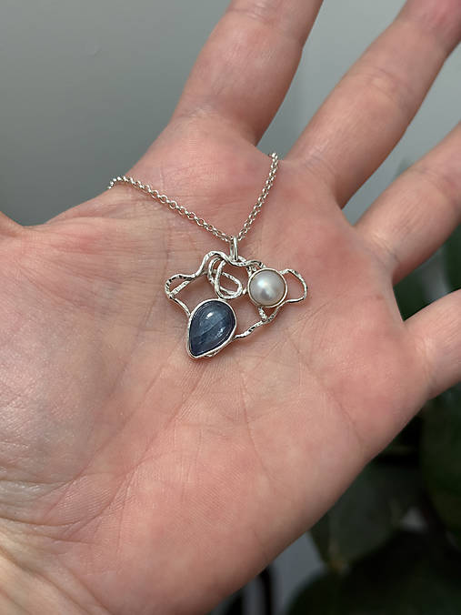 Strieborný 925/1000 prívesok s riečnou perlou a modrým kyanitom