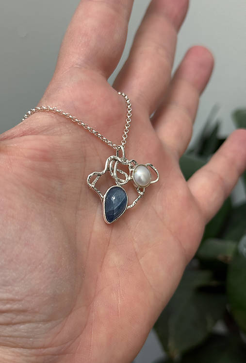 Strieborný 925/1000 prívesok s riečnou perlou a modrým kyanitom