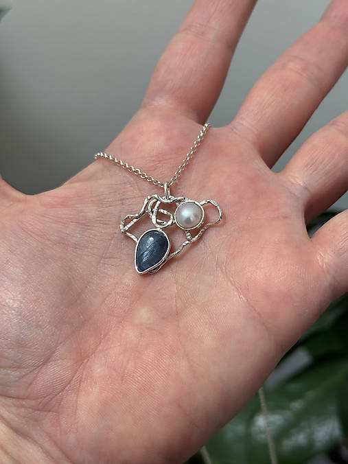 Strieborný 925/1000 prívesok s riečnou perlou a modrým kyanitom