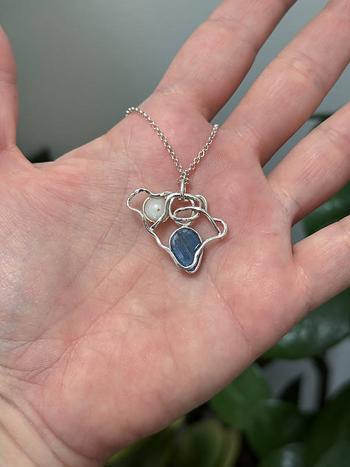 Strieborný 925/1000 prívesok s riečnou perlou a modrým kyanitom