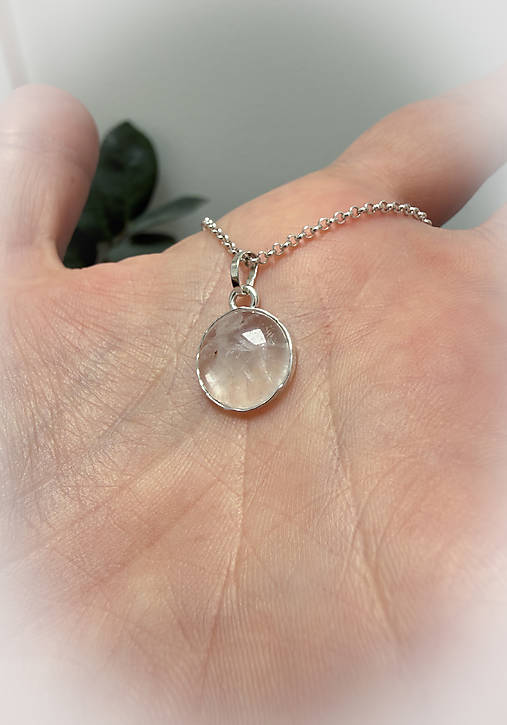 Strieborný 925/1000 prívesok s prírodným krištáľom