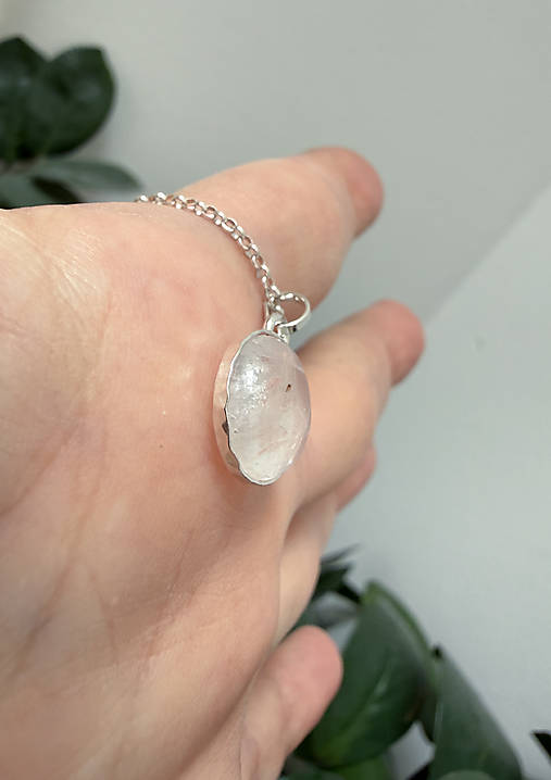 Strieborný 925/1000 prívesok s prírodným krištáľom