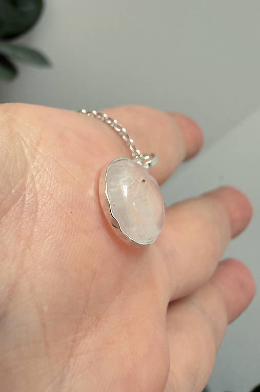 Strieborný 925/1000 prívesok s prírodným krištáľom