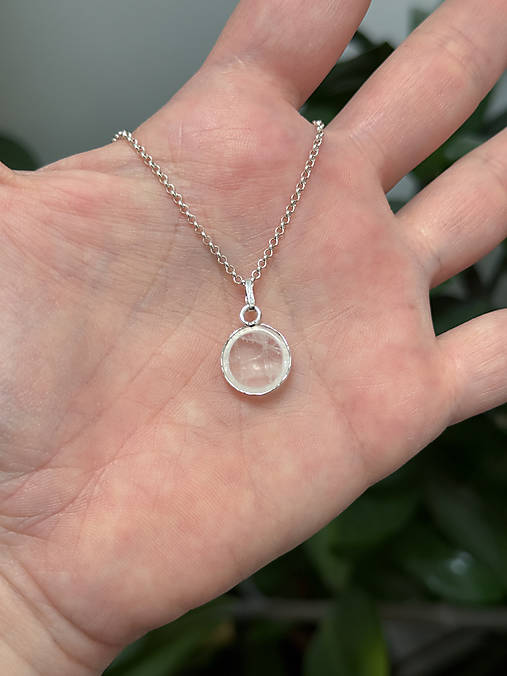 Strieborný 925/1000 prívesok s prírodným krištáľom