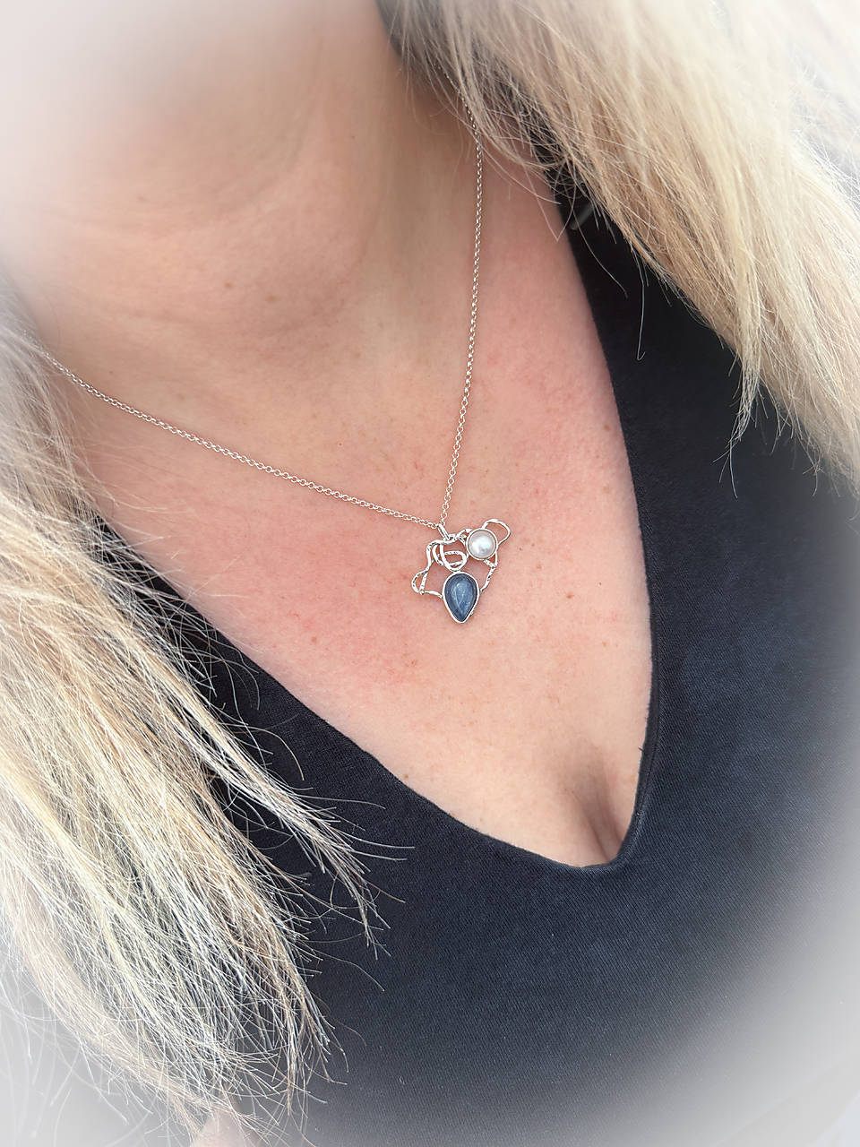 Strieborný 925/1000 prívesok s riečnou perlou a modrým kyanitom