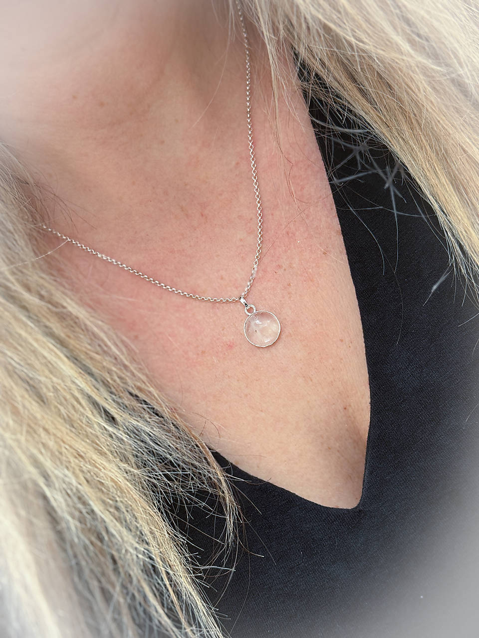 Strieborný 925/1000 prívesok s prírodným krištáľom