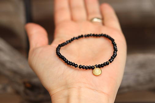 Náramok z minerálu spinel