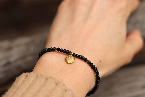 Náramok z minerálu spinel