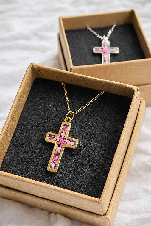 Náhrdelník s príveskom krížik - zo živice so skutočnými kvetmi (Zlatá)
