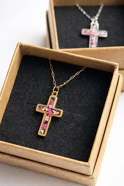 Náhrdelník s príveskom krížik - zo živice so skutočnými kvetmi (Zlatá)