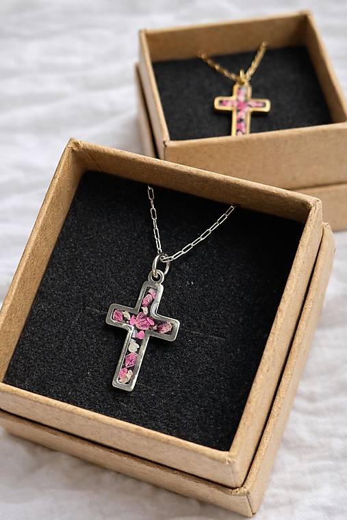 Náhrdelník s príveskom krížik - zo živice so skutočnými kvetmi (Strieborná)