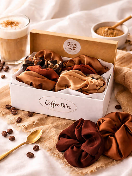 Ozdoby do vlasov - scrunchie darčekový box- gumičky do vlasov - 18288898_