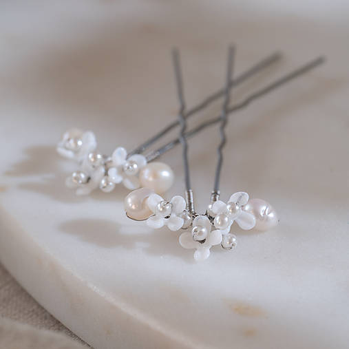 Ozdoby do vlasov - Svadobná kvetinová vlásenka - s riečnou perlou 1ks - 18289025_